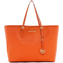 Lade das Bild in den Galerie-Viewer, MK Jet Set Travel - Orange-Gold
