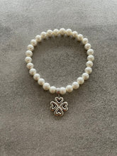 Lade das Bild in den Galerie-Viewer, GM Armband Zuchtperlen incl Kleeblatt

